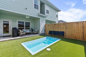 Stylish Townhouse with BBQ, Pool & Near Beach